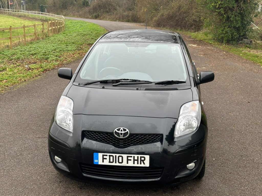 Toyota Yaris 1.33 Dual VVT-i TR Euro 4 (s/s) 5dr ONLY 26000 MILES !!!!! 2010 with 6 MONTHS PREMIUM WARRANTY.