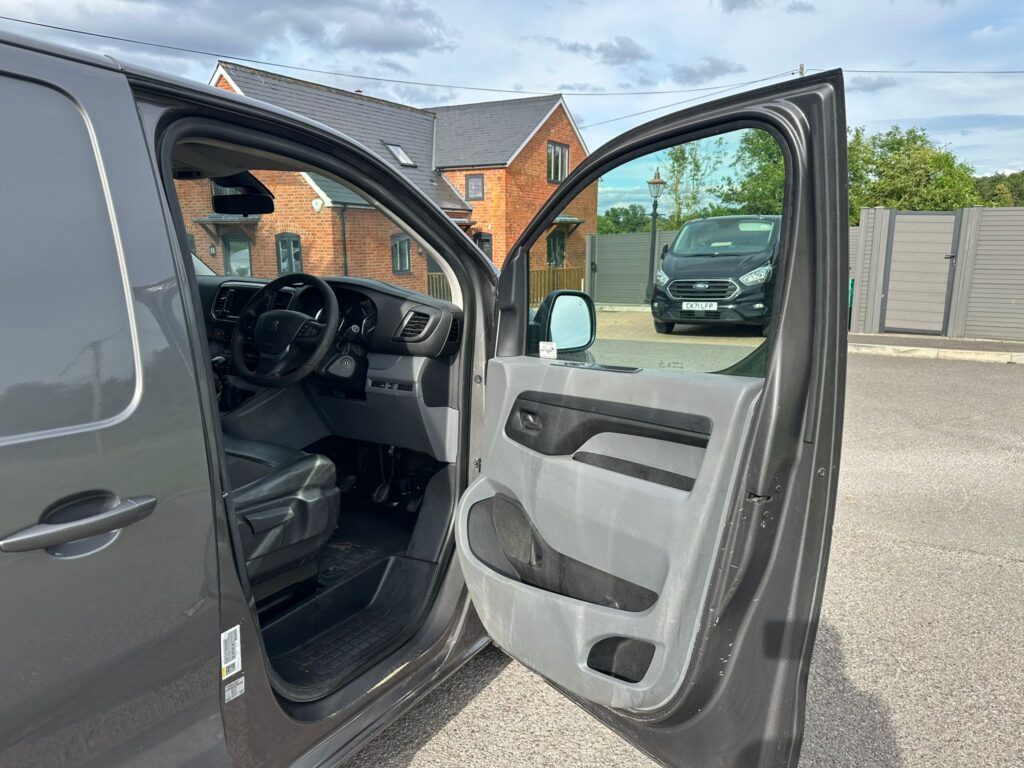AE68XVLPeugeot Expert 2.0 BlueHDi 1400 Professional Plus Standard Panel Van MWB Euro 6 (s/s) 6dr. FSH, READY TO DRIVE AWAY .