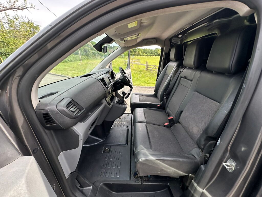 AE68XVLPeugeot Expert 2.0 BlueHDi 1400 Professional Plus Standard Panel Van MWB Euro 6 (s/s) 6dr. FSH, READY TO DRIVE AWAY .