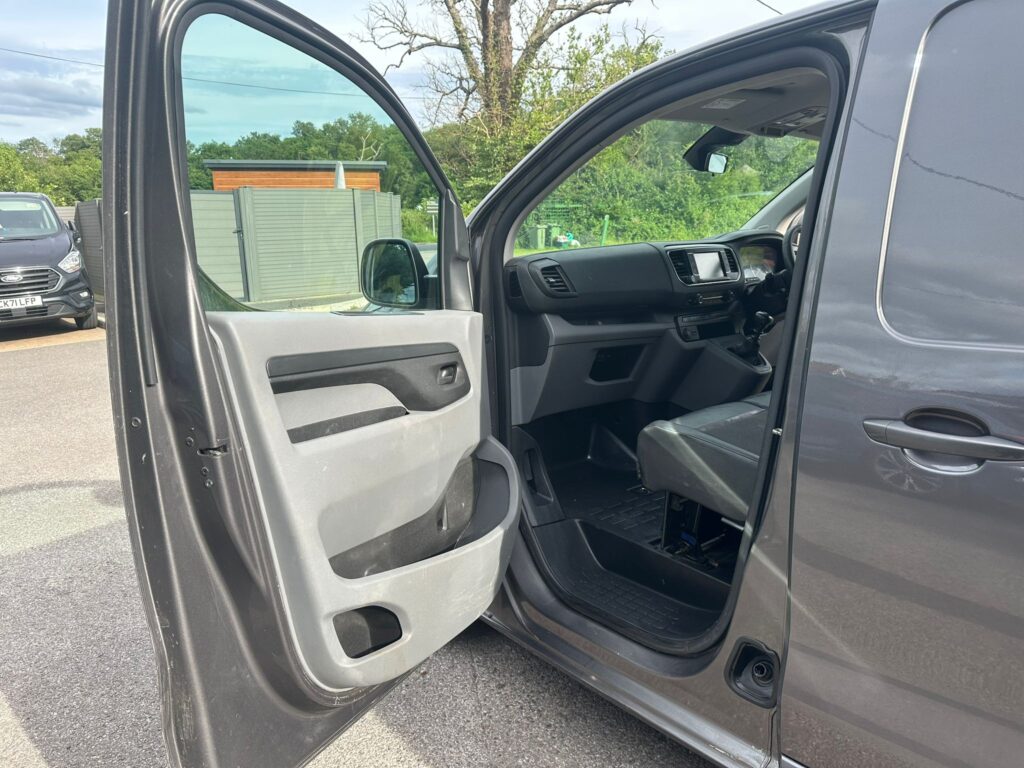 AE68XVLPeugeot Expert 2.0 BlueHDi 1400 Professional Plus Standard Panel Van MWB Euro 6 (s/s) 6dr. FSH, READY TO DRIVE AWAY .