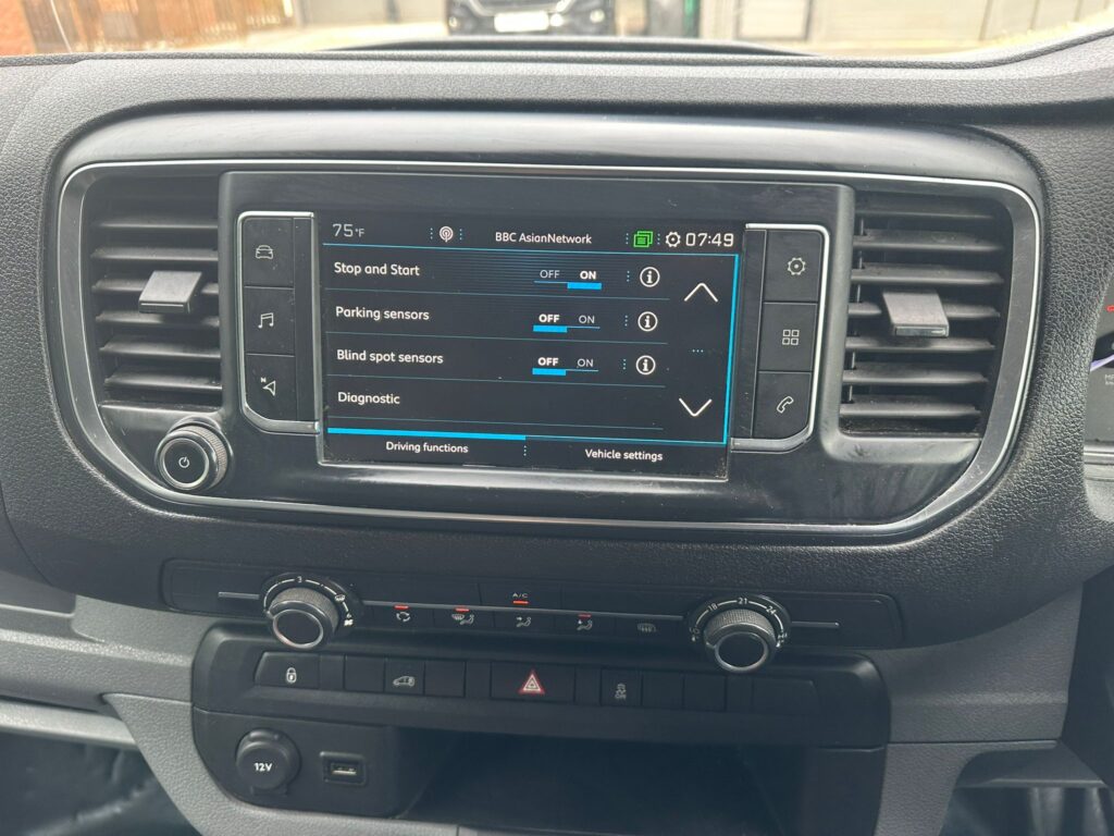 AE68XVLPeugeot Expert 2.0 BlueHDi 1400 Professional Plus Standard Panel Van MWB Euro 6 (s/s) 6dr. FSH, READY TO DRIVE AWAY .