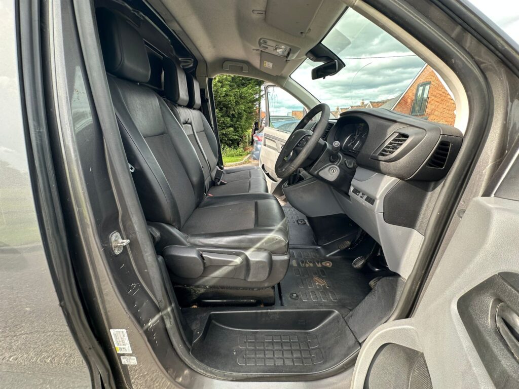 AE68XVLPeugeot Expert 2.0 BlueHDi 1400 Professional Plus Standard Panel Van MWB Euro 6 (s/s) 6dr. FSH, READY TO DRIVE AWAY .