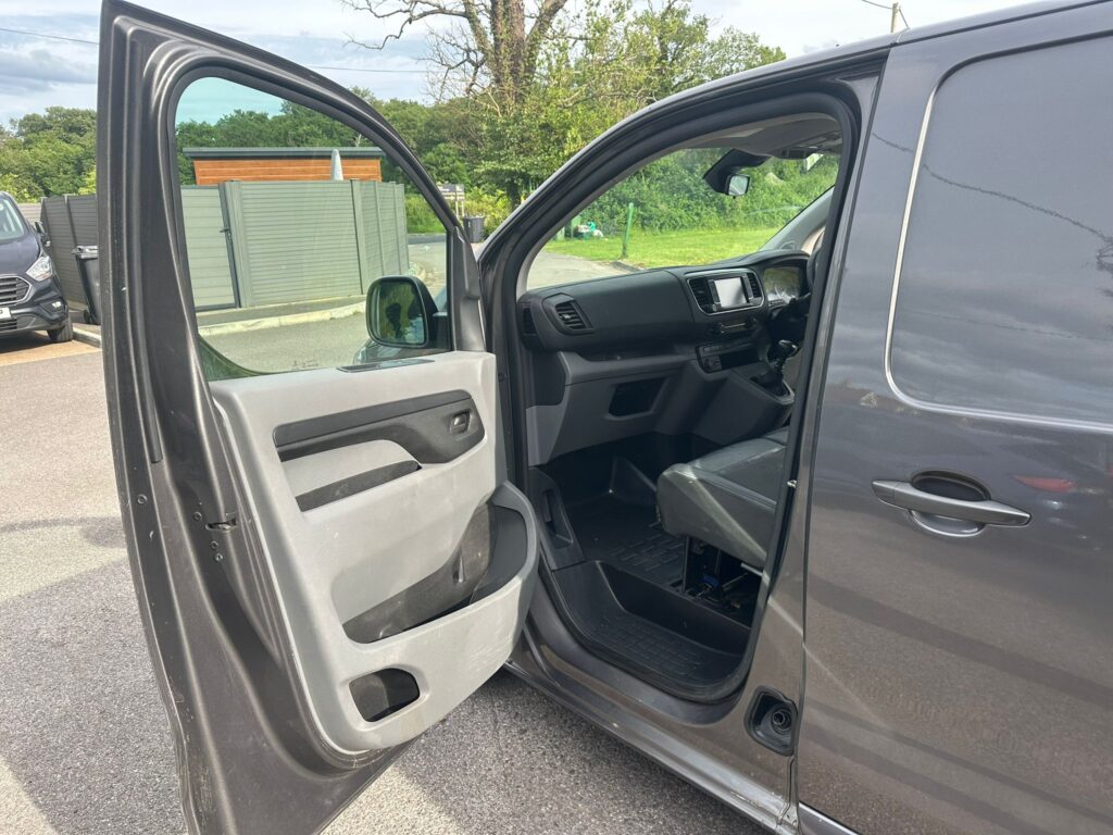 AE68XVLPeugeot Expert 2.0 BlueHDi 1400 Professional Plus Standard Panel Van MWB Euro 6 (s/s) 6dr. FSH, READY TO DRIVE AWAY .