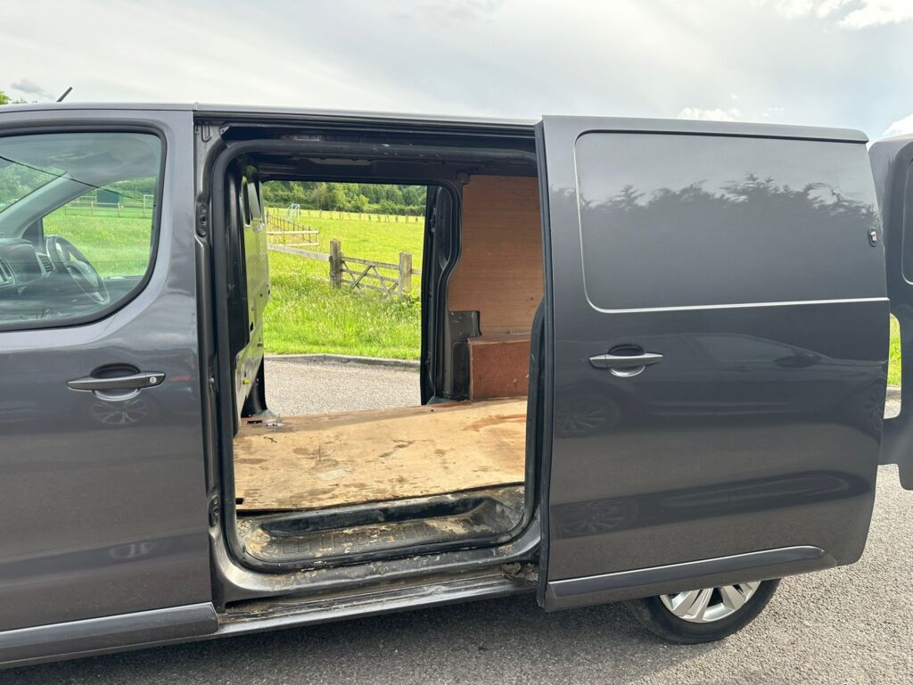 AE68XVLPeugeot Expert 2.0 BlueHDi 1400 Professional Plus Standard Panel Van MWB Euro 6 (s/s) 6dr. FSH, READY TO DRIVE AWAY .