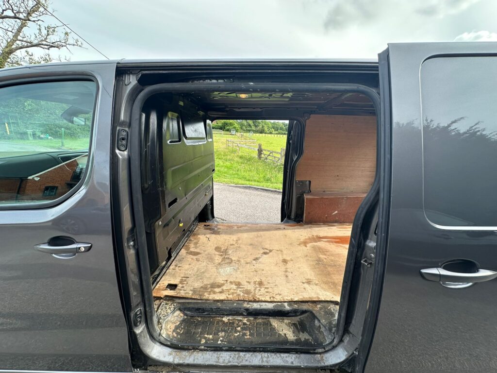 AE68XVLPeugeot Expert 2.0 BlueHDi 1400 Professional Plus Standard Panel Van MWB Euro 6 (s/s) 6dr. FSH, READY TO DRIVE AWAY .
