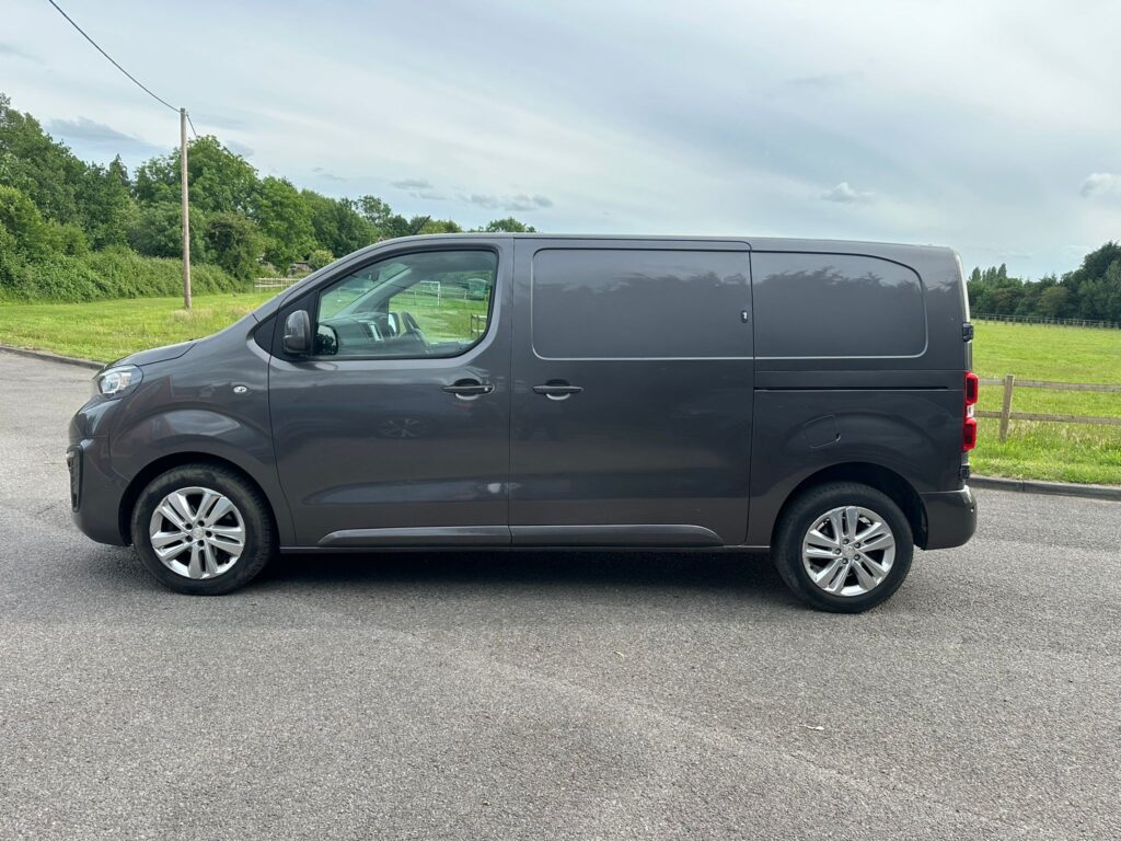 AE68XVLPeugeot Expert 2.0 BlueHDi 1400 Professional Plus Standard Panel Van MWB Euro 6 (s/s) 6dr. FSH, READY TO DRIVE AWAY .