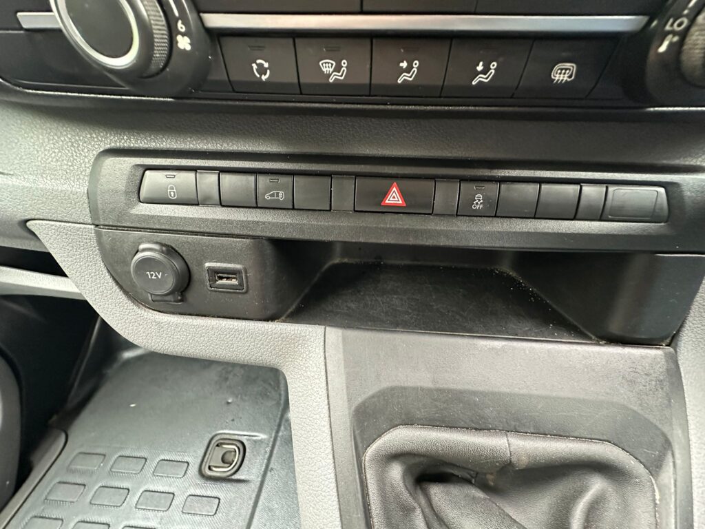 AE68XVLPeugeot Expert 2.0 BlueHDi 1400 Professional Plus Standard Panel Van MWB Euro 6 (s/s) 6dr. FSH, READY TO DRIVE AWAY .