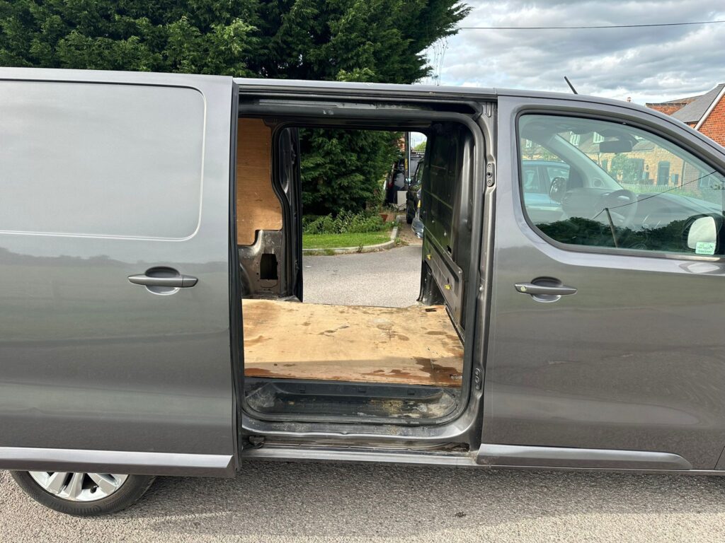 AE68XVLPeugeot Expert 2.0 BlueHDi 1400 Professional Plus Standard Panel Van MWB Euro 6 (s/s) 6dr. FSH, READY TO DRIVE AWAY .