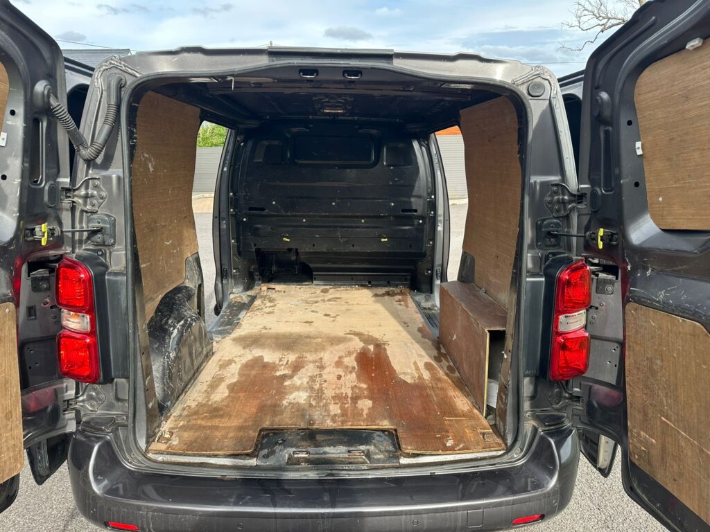 AE68XVLPeugeot Expert 2.0 BlueHDi 1400 Professional Plus Standard Panel Van MWB Euro 6 (s/s) 6dr. FSH, READY TO DRIVE AWAY .