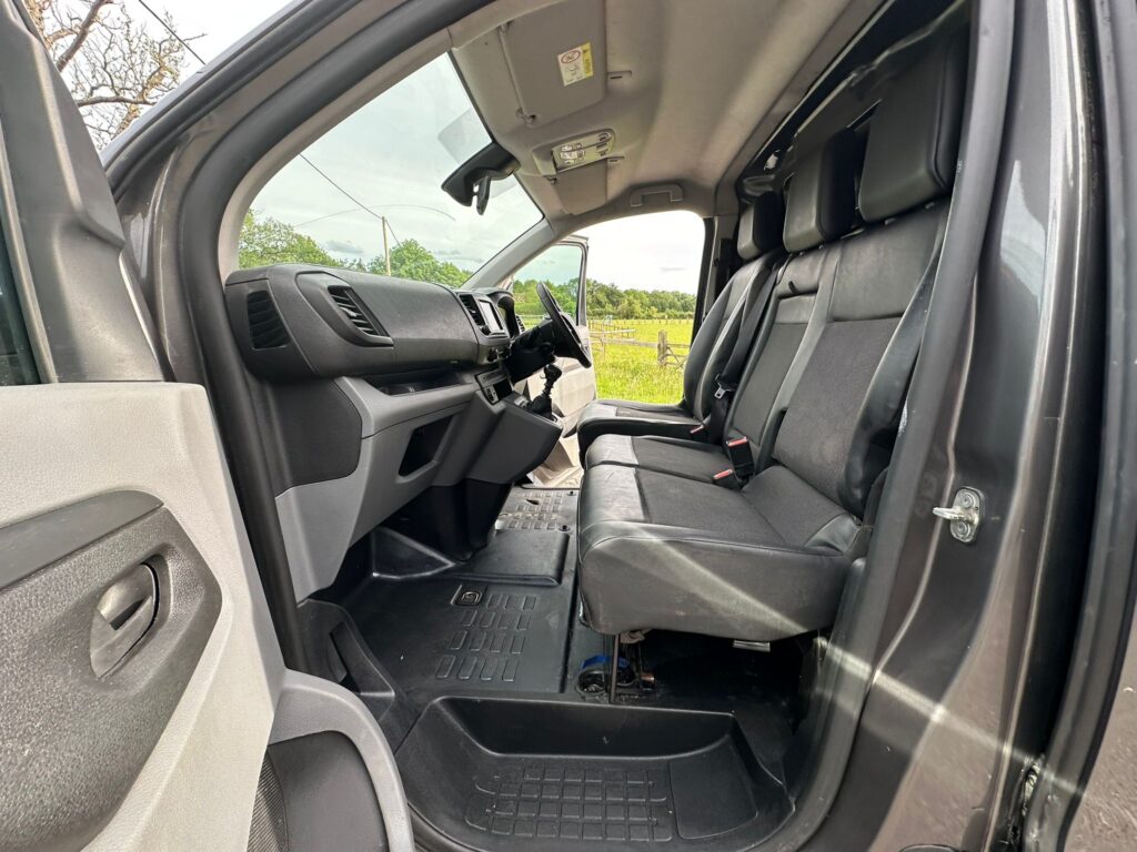 AE68XVLPeugeot Expert 2.0 BlueHDi 1400 Professional Plus Standard Panel Van MWB Euro 6 (s/s) 6dr. FSH, READY TO DRIVE AWAY .
