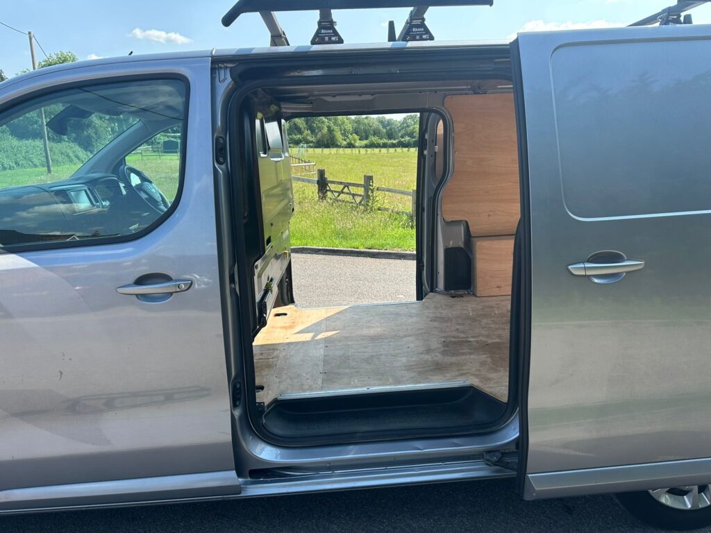 BG22JYU Vauxhall Vivaro 1.5 Turbo D 2900 Sportive L2 H1 Euro 6 (s/s) 6dr. FSH, READY TO DRIVE AWAY .