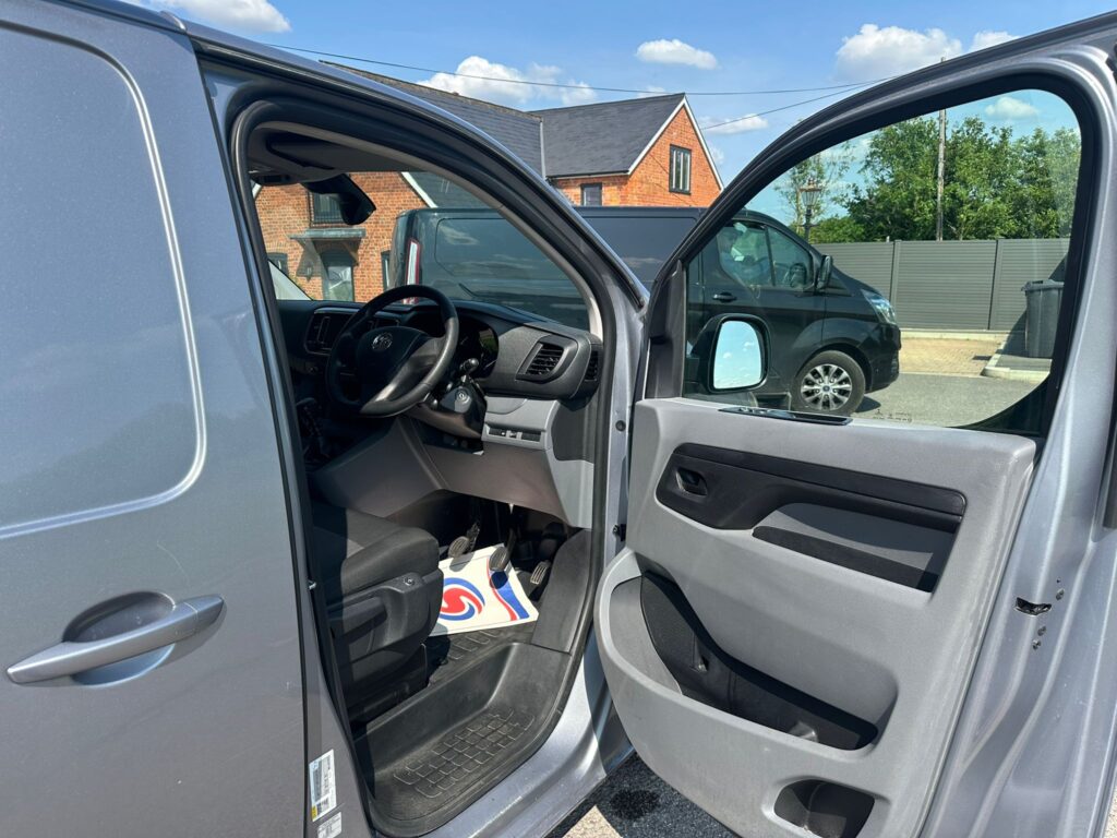 BG22JYU Vauxhall Vivaro 1.5 Turbo D 2900 Sportive L2 H1 Euro 6 (s/s) 6dr. FSH, READY TO DRIVE AWAY .