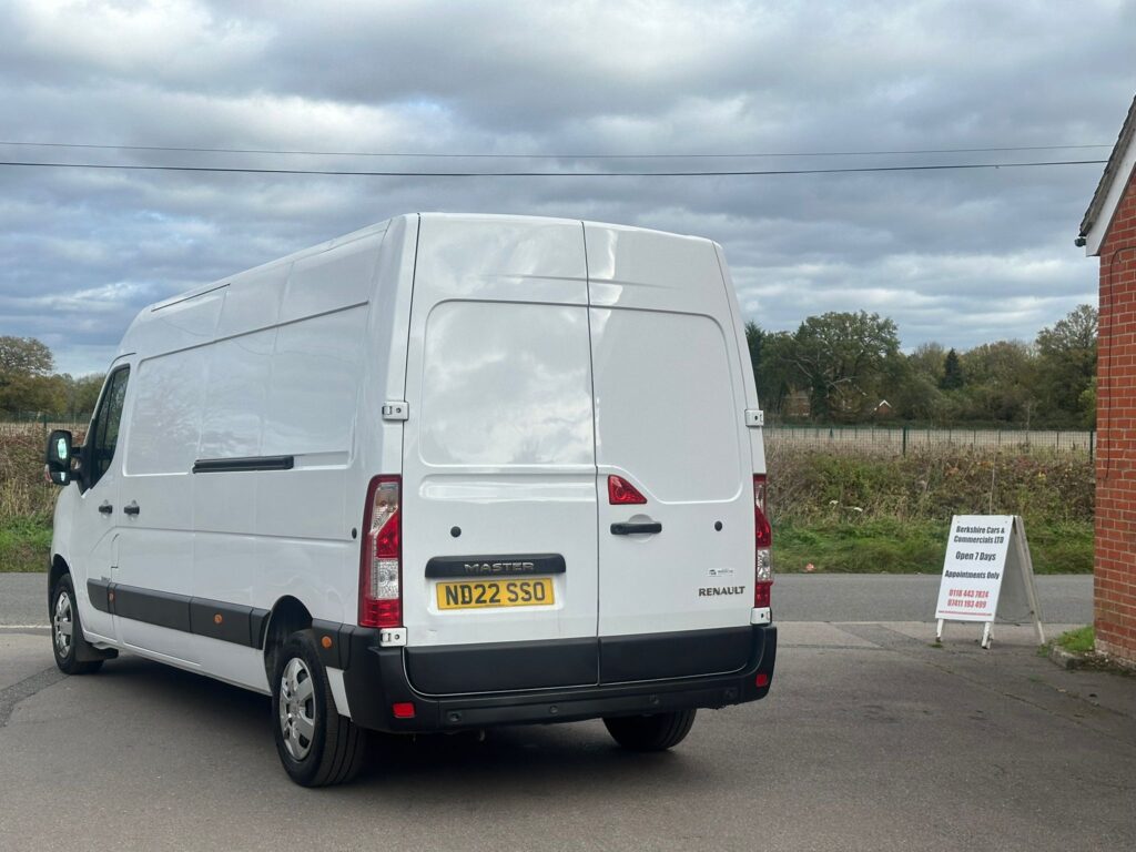 ND22SSO Renault Master 2.3 dCi 35 Business+ FWD LWB Medium Roof Euro 6 4dr 3 MONTHS WARRANTY 12 MONTHS AA