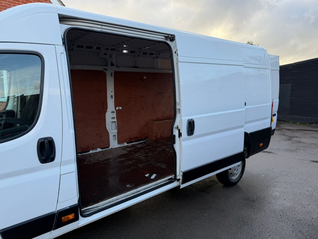 BW70FNG Peugeot Boxer 2.2 BlueHDi 435 Professional L4 H2 Euro 6 (s/s) 5dr 3 MONTHS WARRANTY 12 MONTHS AA