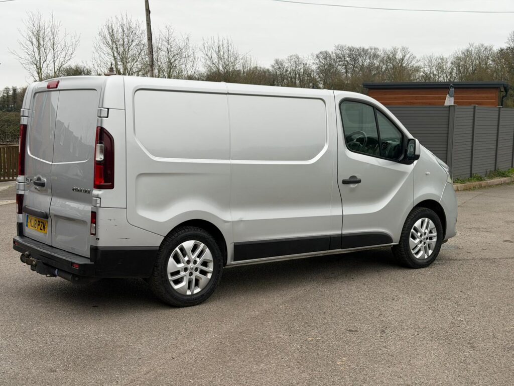 YL18PZM Renault Trafic 1.6 dCi ENERGY 27 Sport Nav SWB Standard Roof Euro 6 (s/s) 5dr 3 MONTHS WARRANTY 12 MONTHS AA