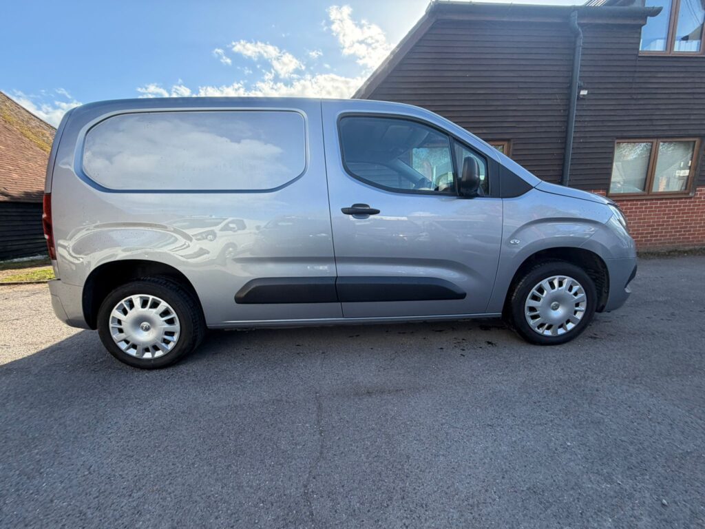 EK22WNC Vauxhall Combo 1.5 Turbo D 2000 Sportive L1 H1 Euro 6 4dr 3 MONTHS WARRANTY 12 MONTHS AA